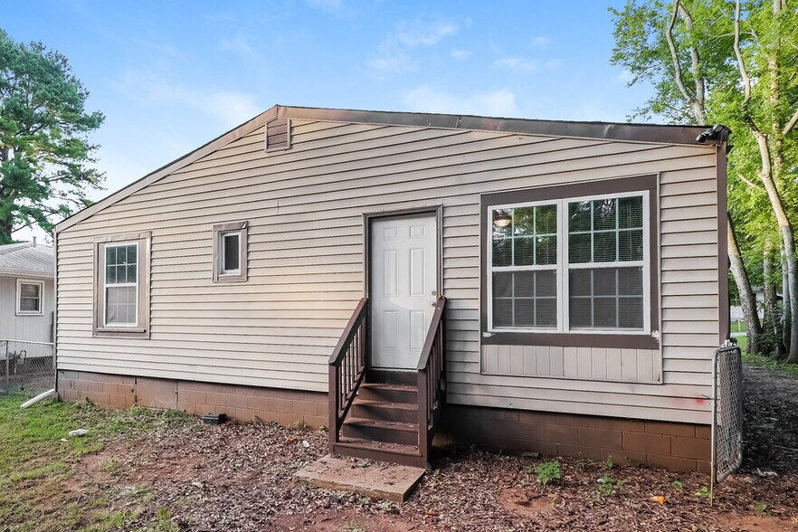 Building Photo - 2512 Circle Dr