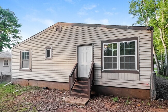 Building Photo - 2512 Circle Dr