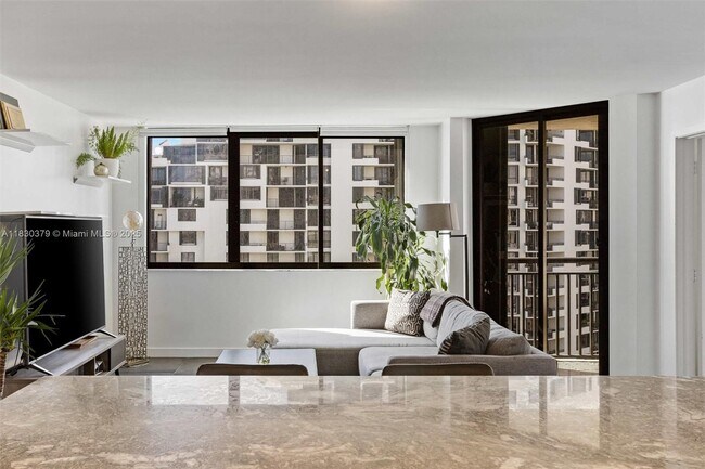 Building Photo - 540 Brickell Key Dr