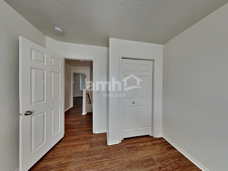 Building Photo - 3261 N Maplestone Ave