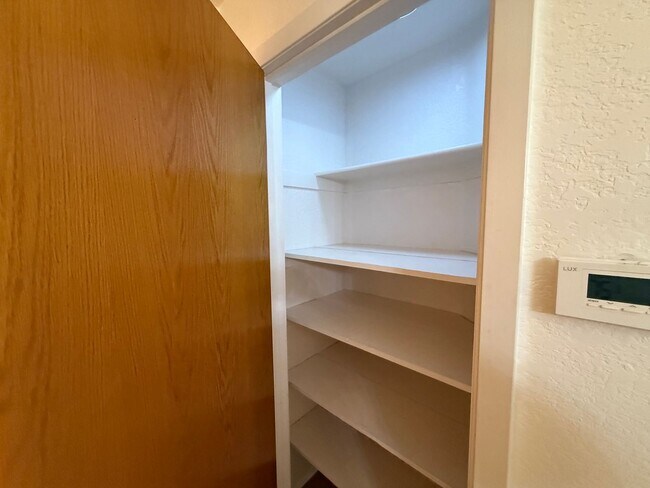 Building Photo - 2-bedroom condo near shopping, restaurants...