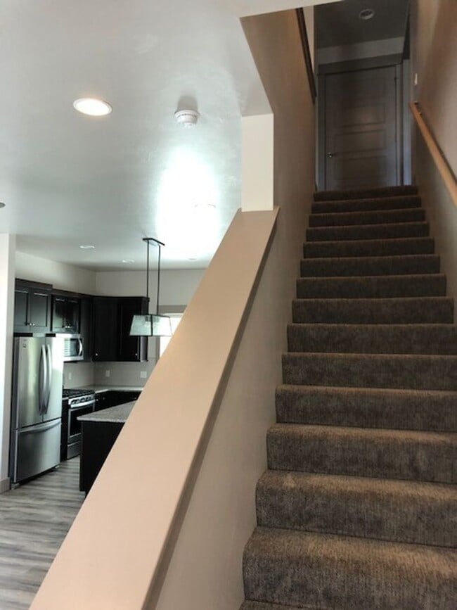 Building Photo - Beautiful Well Lit Four Corners Condo