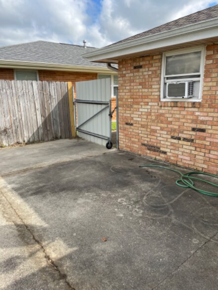 Building Photo - 2228 Potomac Dr