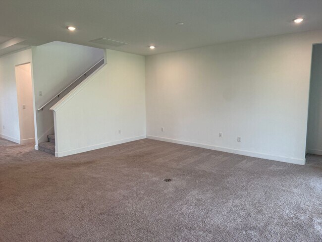 Building Photo - 5 Bedroom 4 Bath W/Office & 3-Car Garage (...