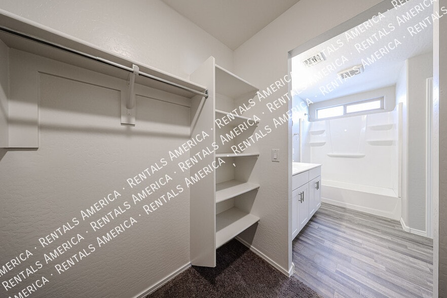 Building Photo - 932 Kachina Dr