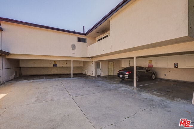 Building Photo - 305 E Plymouth St