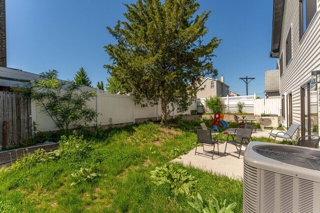 Building Photo - 512 Knopf St