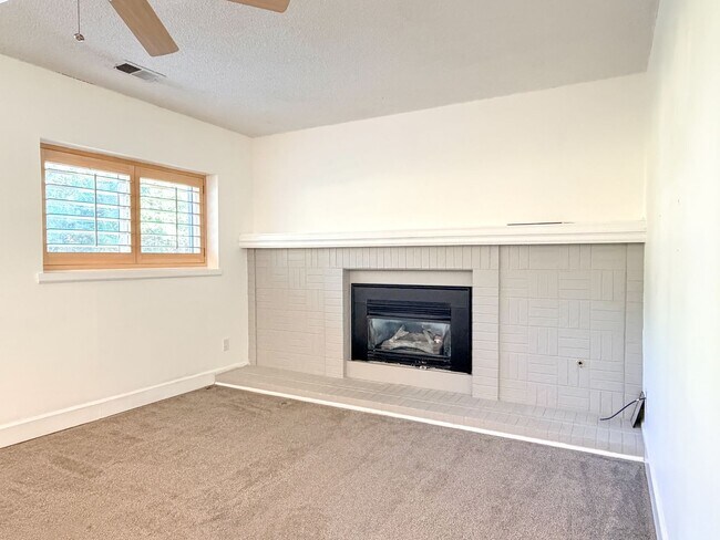 Building Photo - Updated Single-Family Home in Centennial!