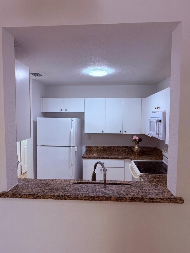 Building Photo - 2941 Riverside Dr