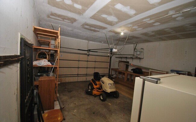 Building Photo - Available 07/27/26 - East Louisville 3 bed, 1.5 bath ranch on corner lot