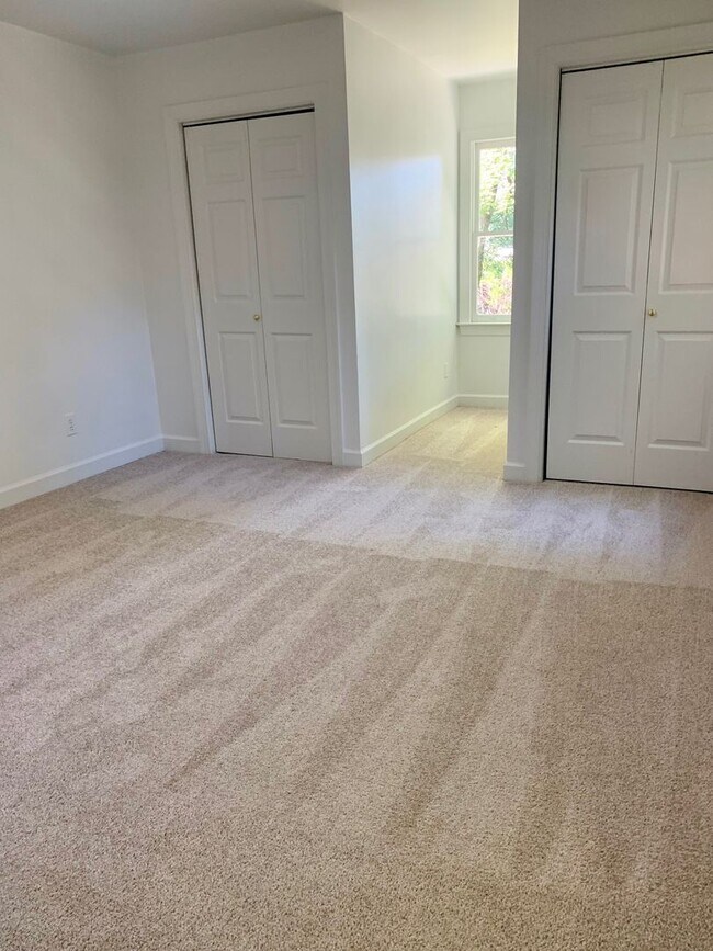 Building Photo - Two-Story Cape Cod- 3 Bed 2 Bath Greensbor...