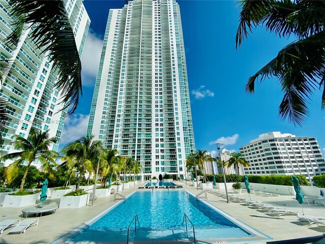 Building Photo - 950 Brickell Bay Dr