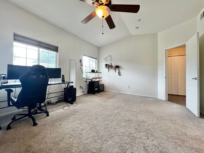 Building Photo - Beautiful Condo in South Fort Collins