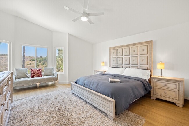 Building Photo - Luxe Spacious Home Near Parks Fully Equipped