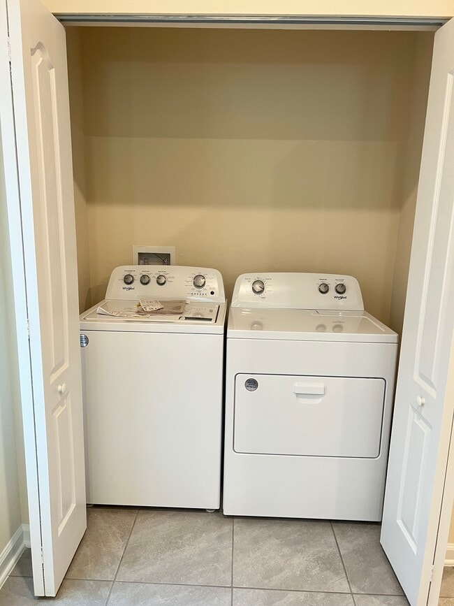 Building Photo - 221 Talulla Trl