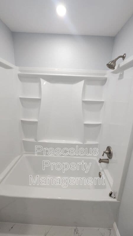 Building Photo - 2047 Lakeridge Cir