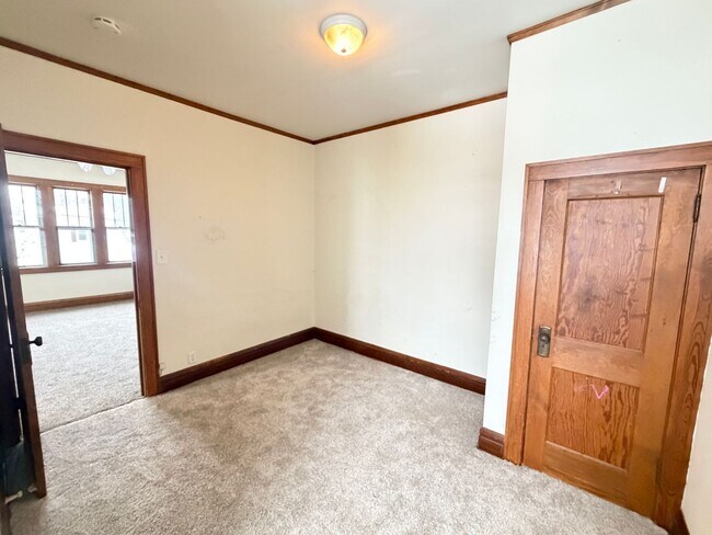 Building Photo - 2 Bedroom w/ Garage Option - AVAILABLE APRIL 24TH!