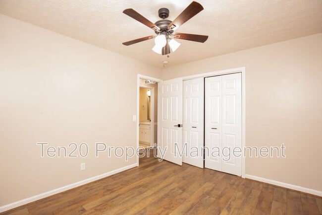 Building Photo - 7032 Robin's Nest Dr