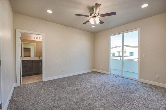 Building Photo - Crimson Park Town Home.