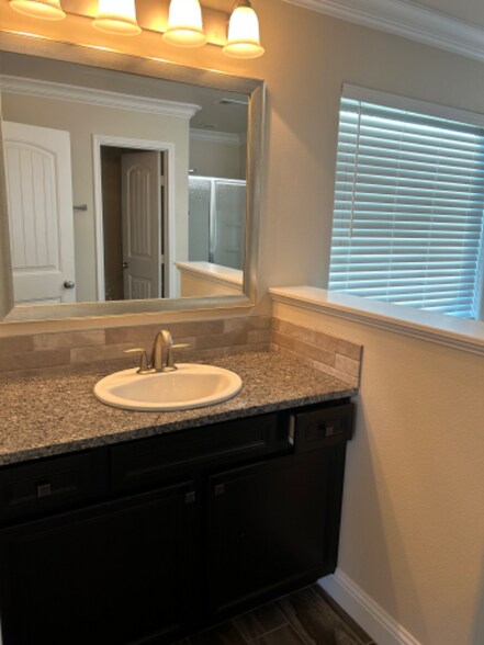 Building Photo - 800 E 92nd St