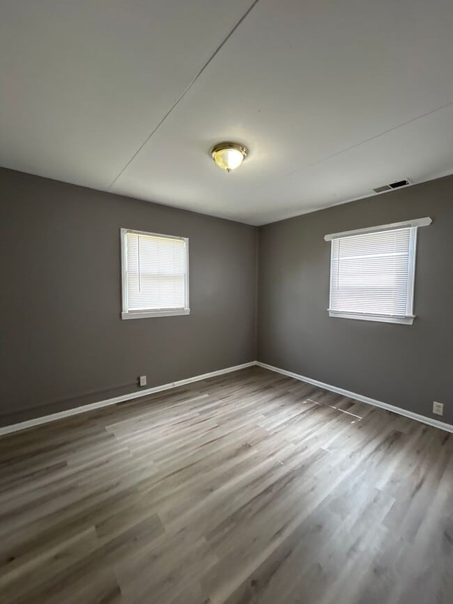 Building Photo - Updated 2-Bedroom, 1-Bathroom Home in Sout...