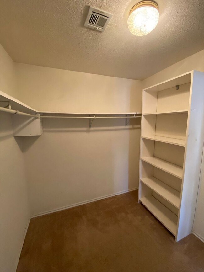 Building Photo - Beautiful 3 bedroom 2 bathroom home now available!!