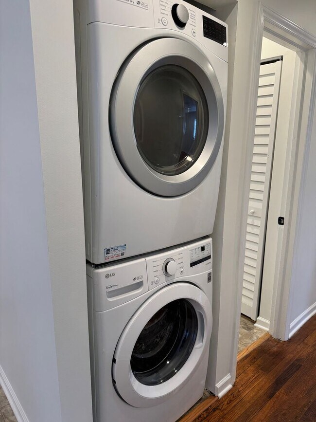 Building Photo - Black Mountain Gem Near Lake Tomahawk!