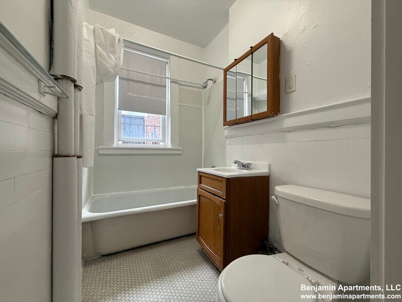 Building Photo - 440 Park Dr