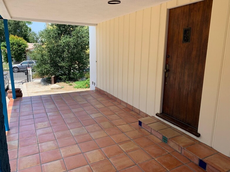 Building Photo - 5046 La Roda Ave