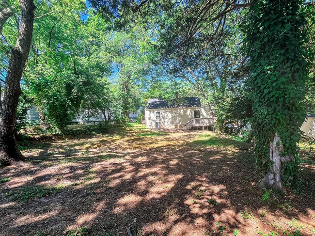 Building Photo - Charming bungalow 2 Bedrooms, 1 Bathroom in Winston Salem