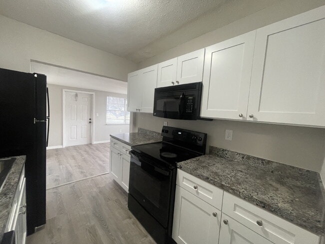 Building Photo - 4-Bedroom and 2-Bathroom