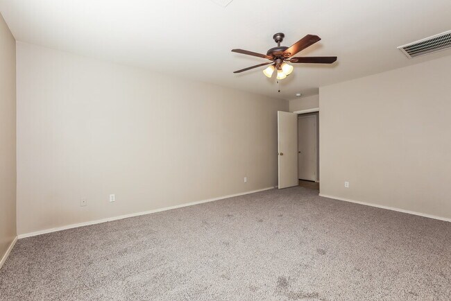 Building Photo - 2081 E Paso Fino Dr