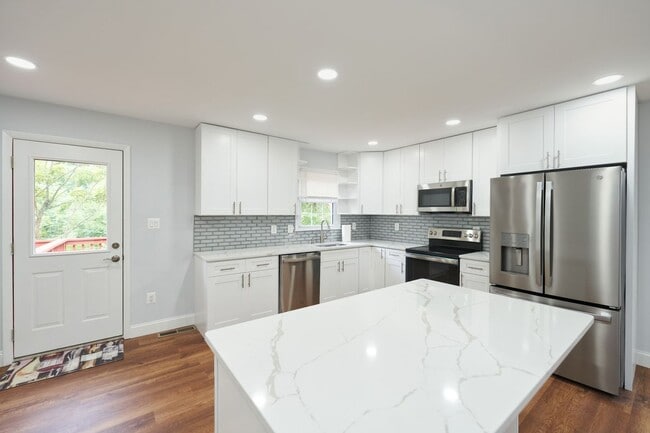 Building Photo - 9900 Kingsbridge Dr
