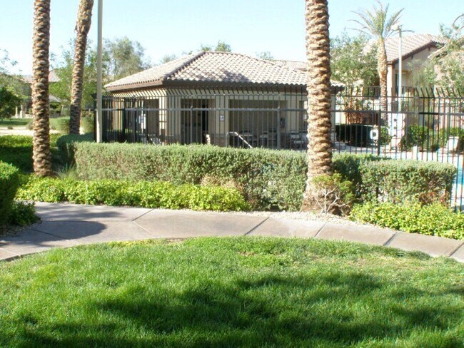 Building Photo - LIGHT, BRIGHT AND OPEN UPSTAIRS UNIT!