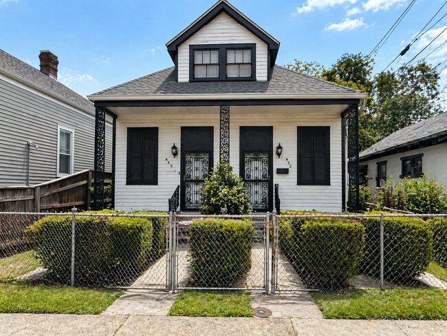 Building Photo - 433 Homer St