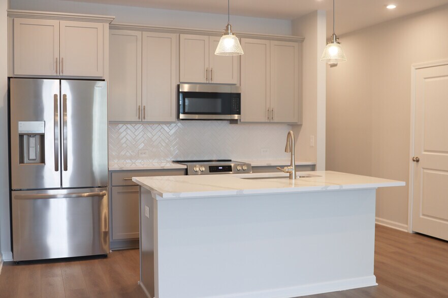 Building Photo - 493 Crown Dr