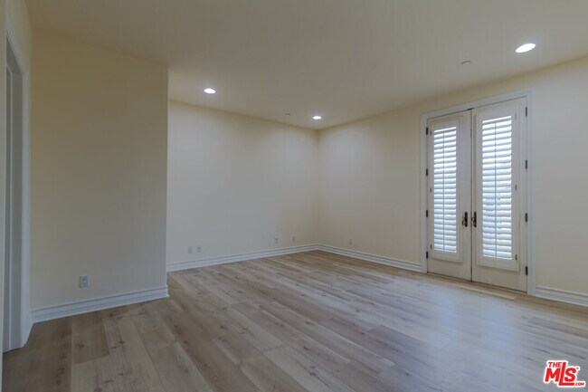 Building Photo - 132 Crescent Dr