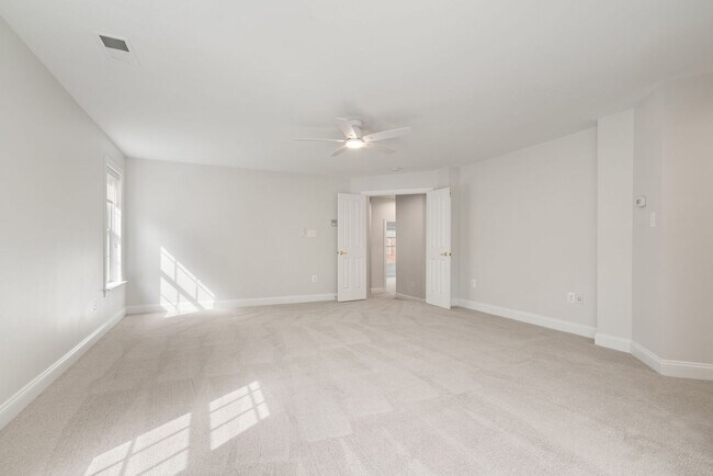 Building Photo - Stunning 4 level detached home close to the Mosaic District in Fairfax!