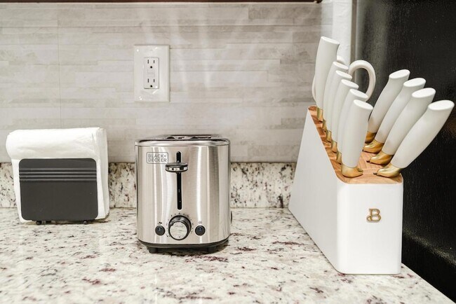 Building Photo - 1800 NW 4th Ave