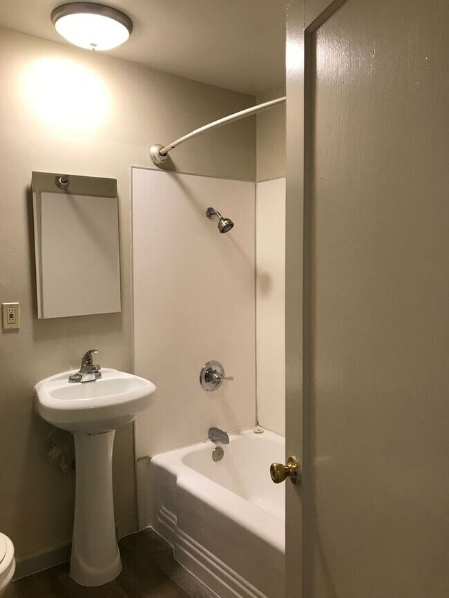 Building Photo - Charming Upstairs 2 Bedroom~ Very Charming...