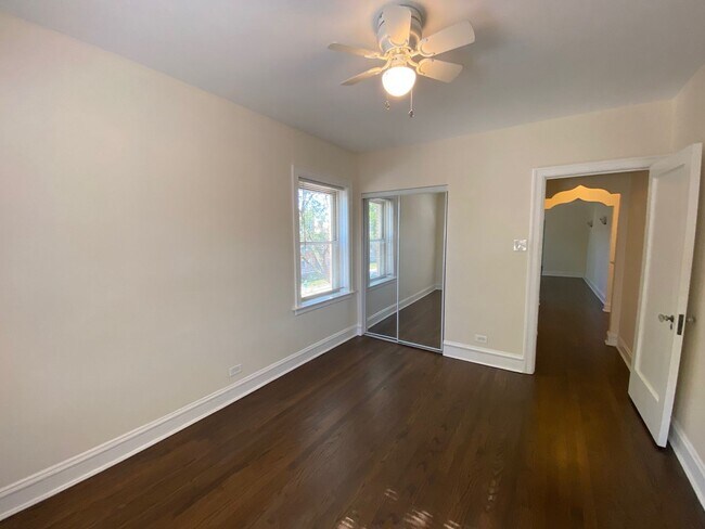 Building Photo - Large 1 Bedroom with Dining Room / Heat  &...