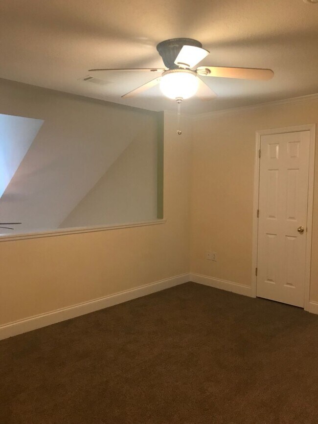Building Photo - 3 Bedroom 2 Bath Townhome off Stevens Cree...