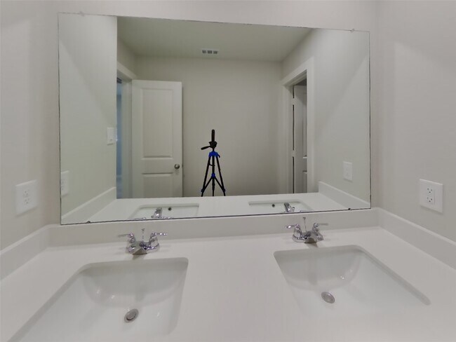 Building Photo - 9835 Willow Creek Commerce Dr