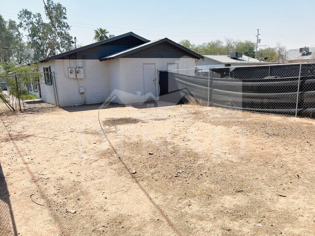 Building Photo - 2726 E Willetta St