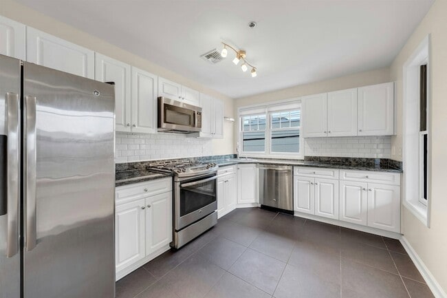 Building Photo - 350 7th St