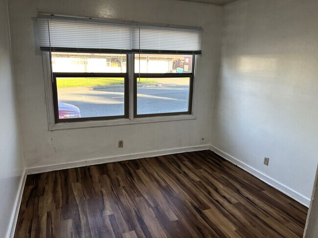 Building Photo - 905 W Harris St