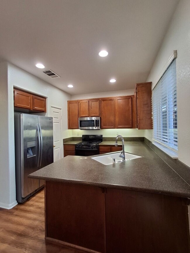 Building Photo - Amazing 2-Bedroom Townhome with Central AC/Heat! MUST SEE!