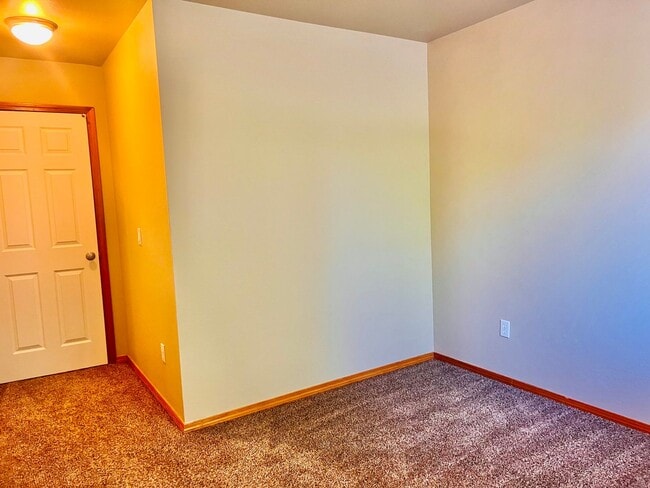 Building Photo - Enormous 4 Bed 2.5Bath + Bonus Room Great Lacey Neighborhood