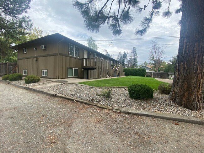 Building Photo - Move-in special!  One month free rent! 2-bedroom 1 bath Great Spokane Valley Location-New carpet ...