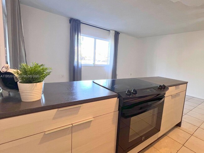 Building Photo - 2430 NE 135th St